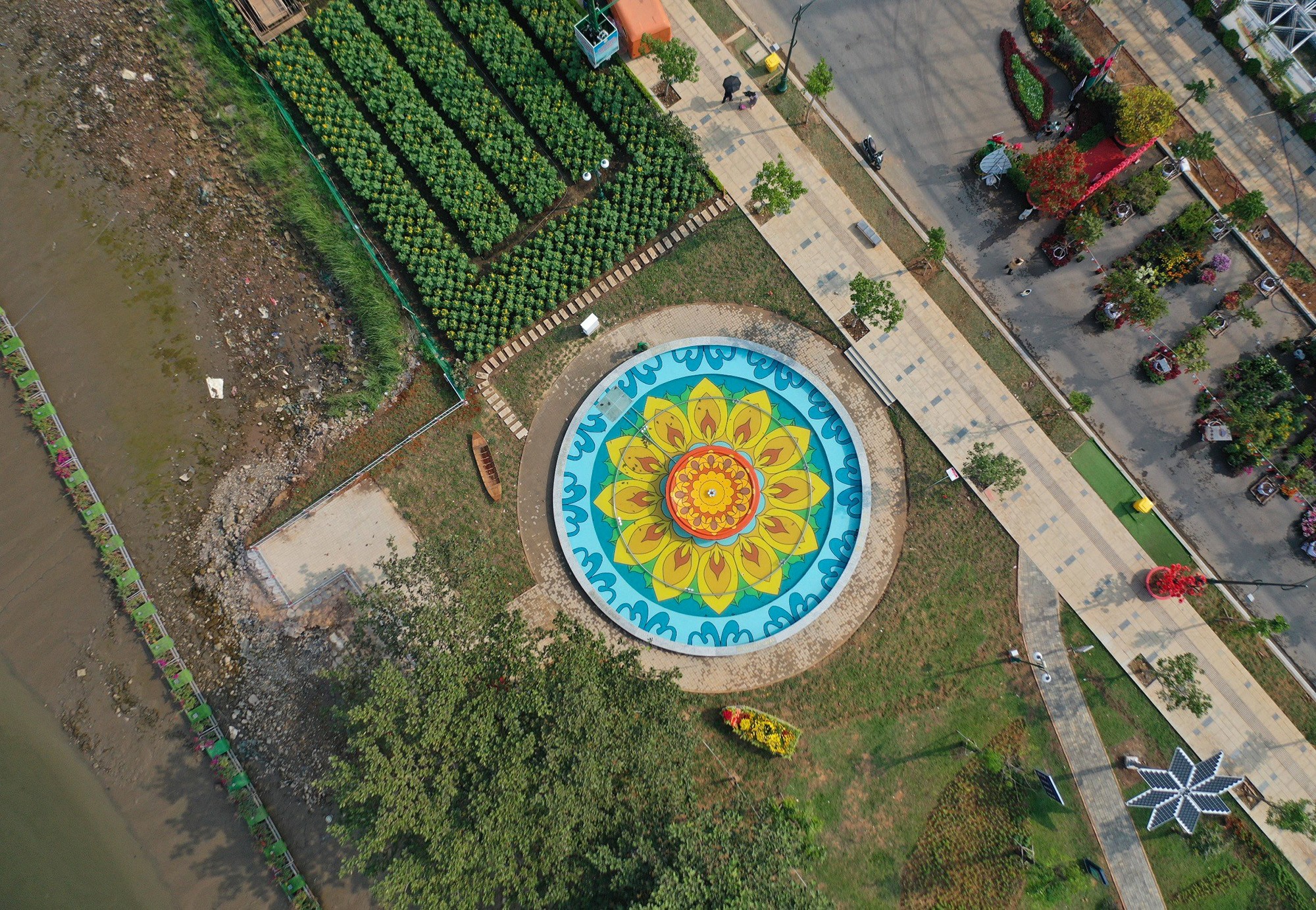 Nằm sát bờ sông Sài Gòn, khu vực bến tàu cũ giữa công viên, hạng mục mới đài phun nước đã hoàn thành và đưa vào hoạt động. Đài phun nước được thiết kế hình tròn, ở giữa vẽ hoa văn hình hoa hướng dương cùng nhiều hoạ tiết khác.