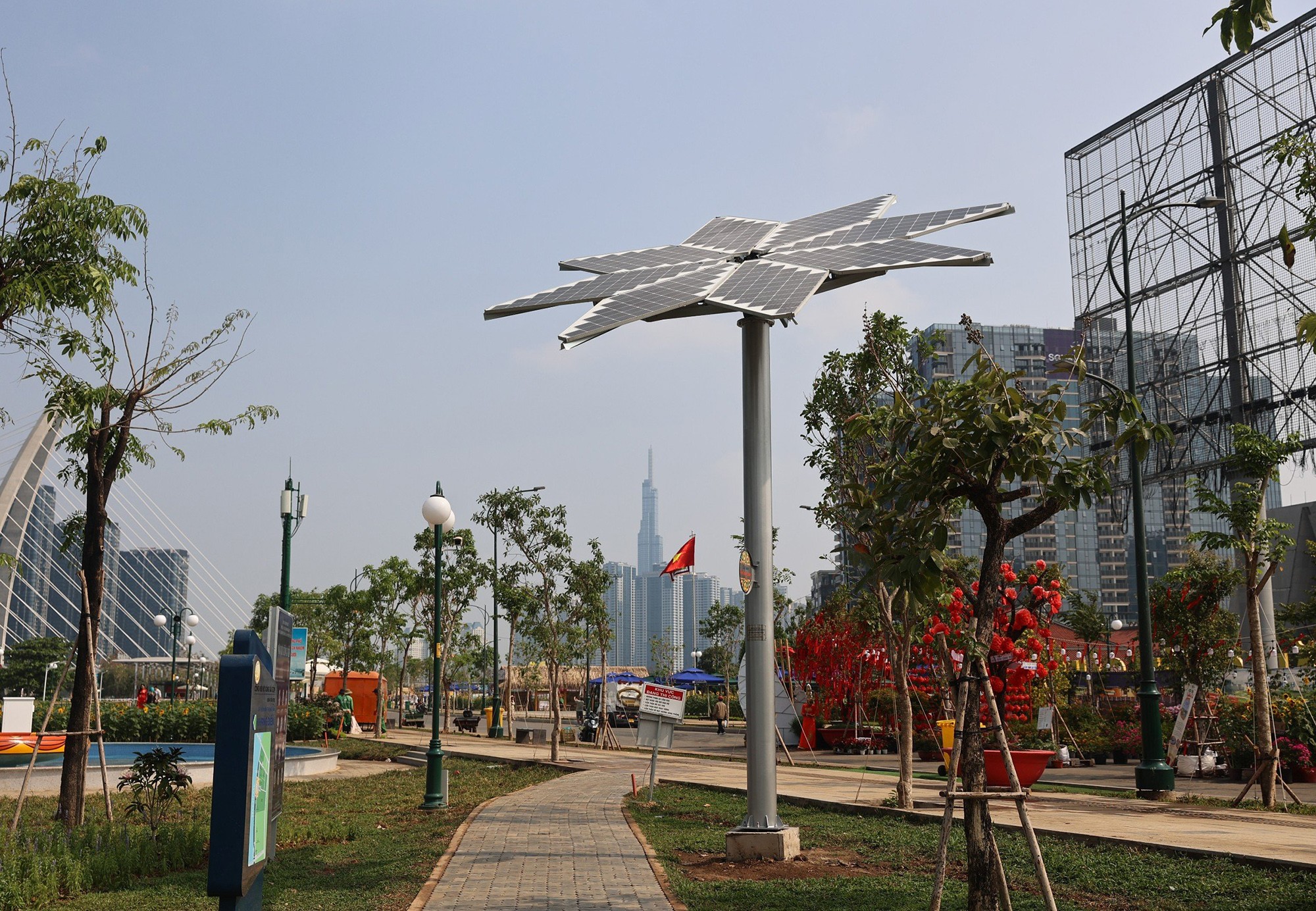Cây hoa hướng dương năng lượng mặt trời có chiều cao 5m, trị giá 300 triệu đồng, có khả năng phát điện sạch cung cấp cho các thiết bị điện dân dụng trong công viên vừa được đơn vị thi công vận hành, bàn giao cho UBND TP Thủ Đức.