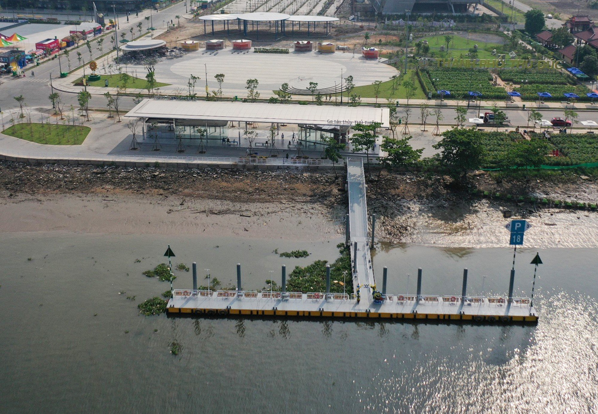 Bến tàu thuỷ Thủ Thiêm trong công viên gần như đã hoàn thiện, sẵn sàng đưa vào hoạt động. Cầu tàu là một hướng tiếp cận khác cho người dân và du khách đến tham quan, vui chơi tại công viên bờ sông Sài Gòn.