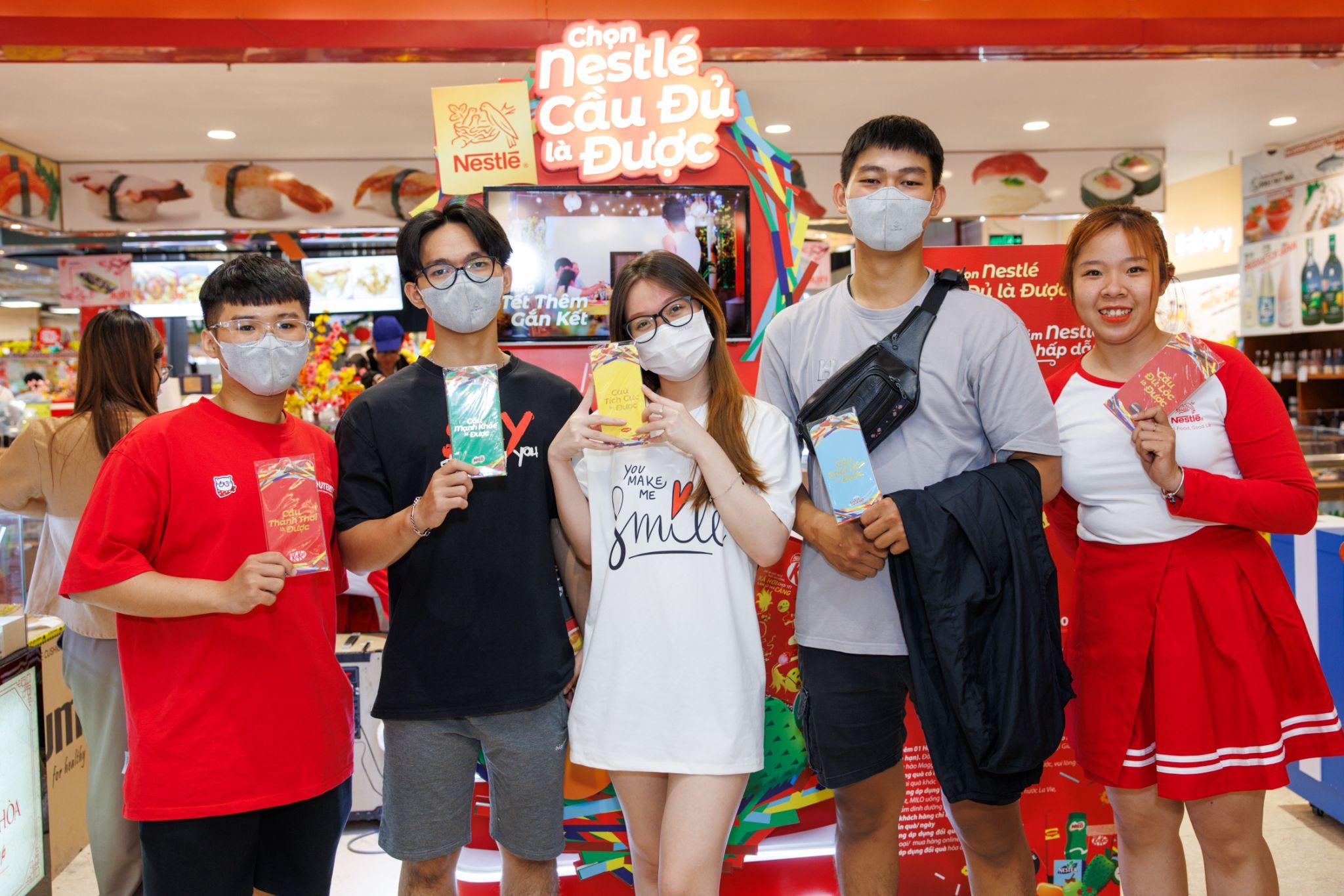 Khách hàng tham gia đổi quà và thử sức với nhiều hoạt động, trò chơi tương tác. Ảnh: Nestlé