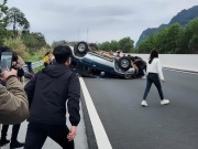 Tin tức trong ngày - Ô tô con chở 8 người lật úp trên cao tốc Bắc Giang – Lạng Sơn