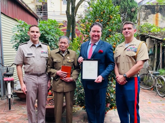 Tin tức trong ngày - Đại sứ Mỹ Marc Knapper trao trả nhật ký cho cựu chiến binh Việt Nam