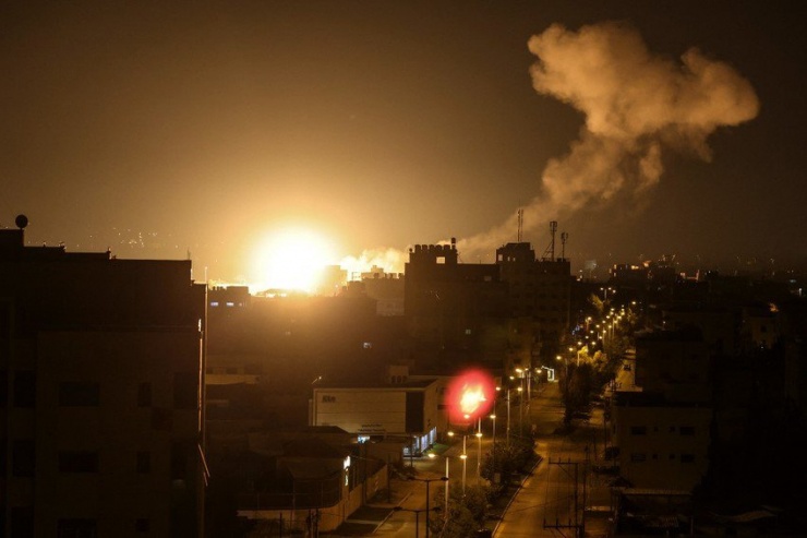 Khói lửa bốc lên ở TP Gaza (bắc Gaza) sau khi Israel không kích vào nơi này. Ảnh: AFP