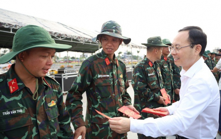 Bí thư Thành uỷ Cần Thơ Nguyễn Văn Hiếu thăm hỏi và tặng quà cán bộ chiến sĩ làm nhiệm vụ lắp đặt pháo hoa.