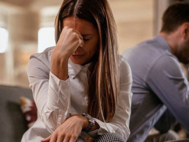 Gần Tết nhận được bưu phẩm lạ gửi chồng, vợ sốc nặng khi nhìn thấy thứ bên trong