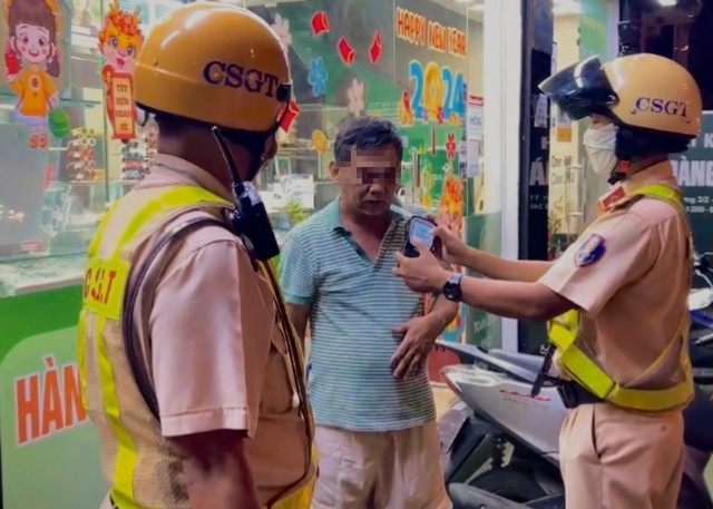 Ông N.A.T (56 tuổi, ngụ huyện Hóc Môn) có kết quả đo nồng độ cồn là 0,945 mg/l khí thở