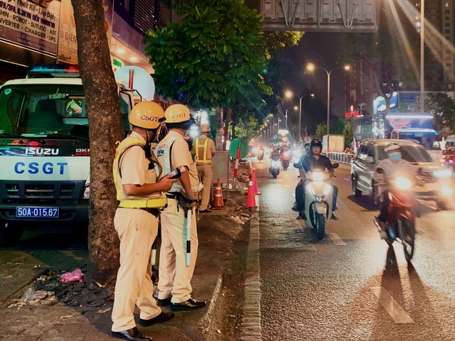 Lực lượng CSGT kiểm tra ngẫu nhiên người điều khiển phương tiện tham gia giao thông