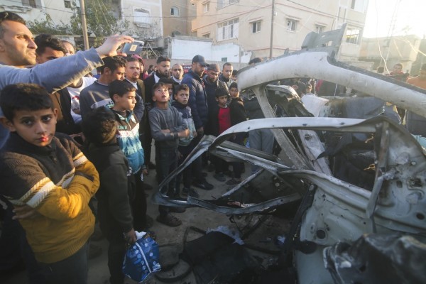 Người dân Palestine vây quanh một phương tiện bị tấn công tại Gaza ngày 6/2. Ảnh AP.&nbsp;
