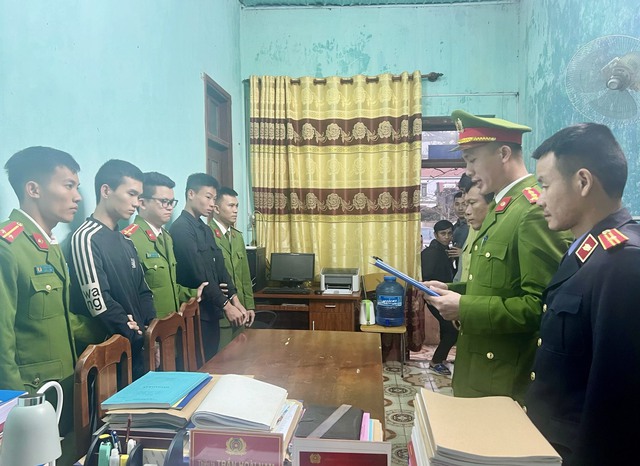 Tống đạt quyết định khởi tố vụ án, khởi tố bị can và thi hành lệnh bắt bị can để tạm giam đối với 2 đối tượng Phạm Minh Đức và Phạm Mạnh Quyền.