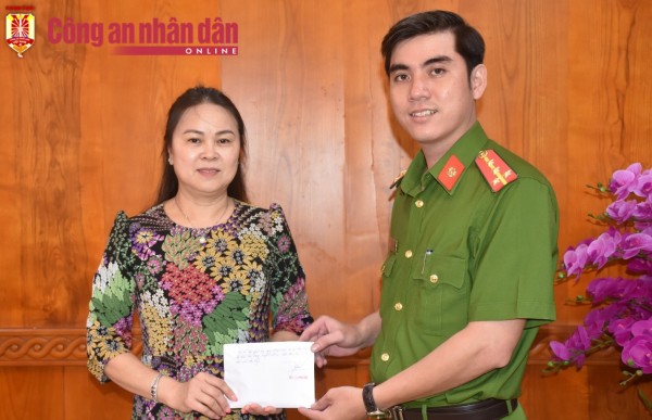 Đại diện Phòng CSHS Công an tỉnh Bạc Liêu trao lại tài sản cho bà Hạnh. 