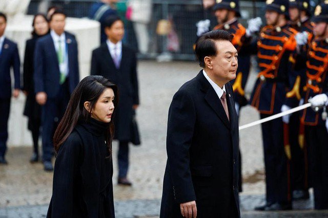 Trước cuộc phỏng vấn, Tổng thống Hàn Quốc Yoon Suk-yeol vẫn giữ im lặng về đoạn video cho thấy vợ ông là bà Kim Keon-hee nhận chiếc túi Christian Dior trị giá khoảng 2.200 USD. Ảnh: Reuters