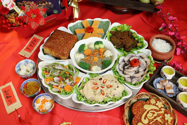 Ngày nay, mâm cơm Tết không chỉ gói gọn trong các món ăn truyền thống mà có thể phá cách, thêm món mới để hợp với các thành viên trong gia đình.