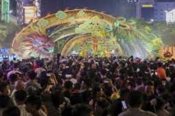 Tin tức trong ngày - "Biển người” chen chân tham quan đường hoa Nguyễn Huệ đêm khai mạc