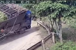 Tin tức trong ngày - Clip: Ô tô tải gặp tai nạn kinh hoàng, lộn nhiều vòng xuống sườn núi