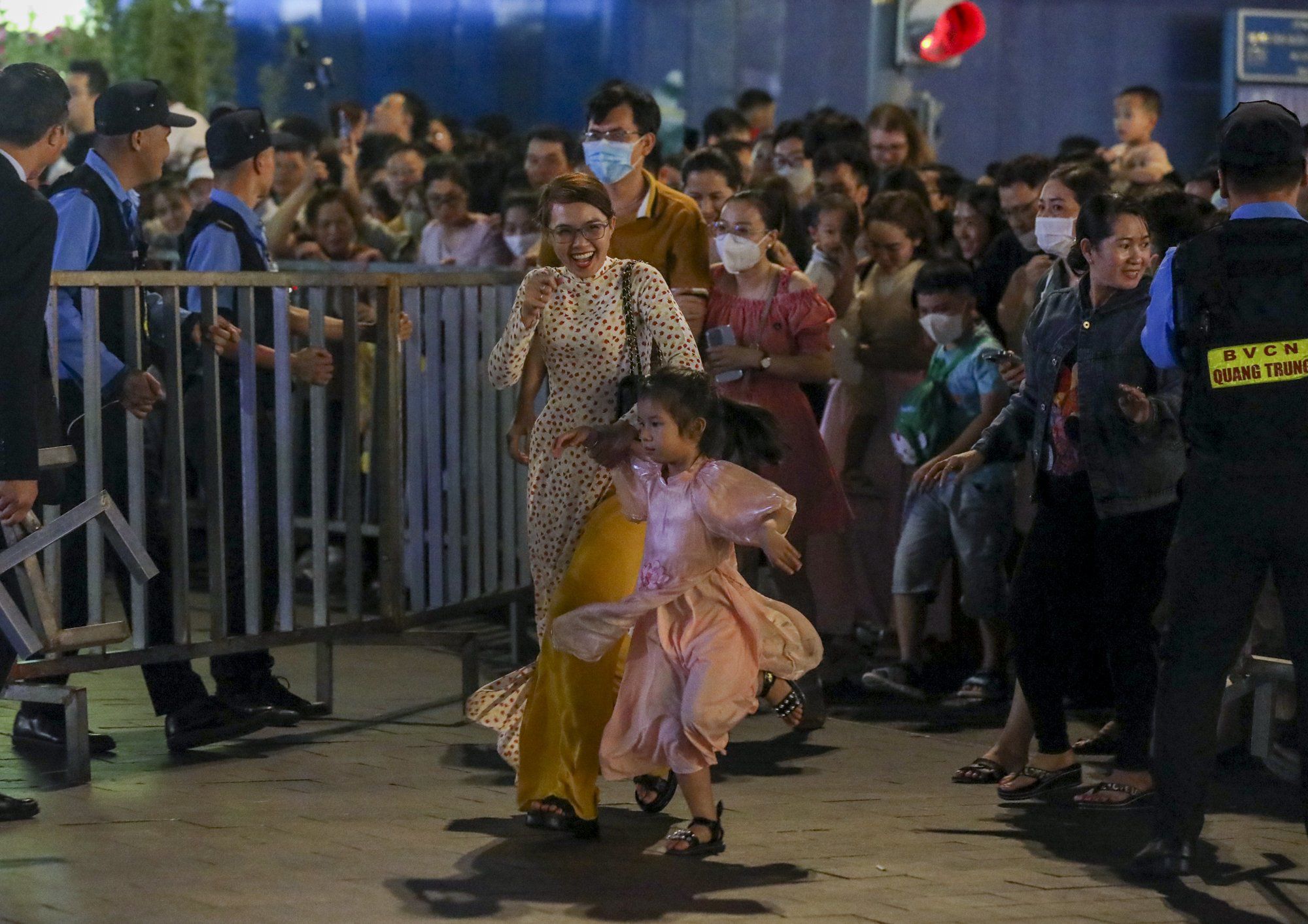 Từ đầu giờ tối, hàng nghìn người dân và du khách đổ về hai bên phố đi bộ Nguyễn Huệ để theo dõi chương trình khai mạc, và háo hức chờ vào tham quan đường hoa.