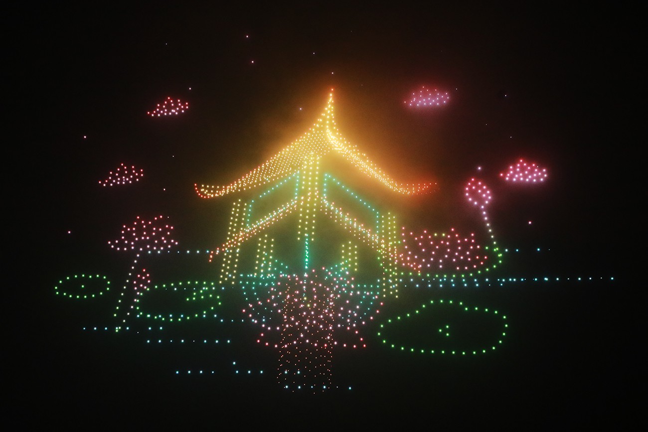Lễ hội ánh sáng nghệ thuật Hà Nội - Rực rỡ Thăng Long là màn siêu trình diễn ánh sáng nghệ thuật với số lượng 2.024 drone kỷ lục khu vực Đông Nam Á.