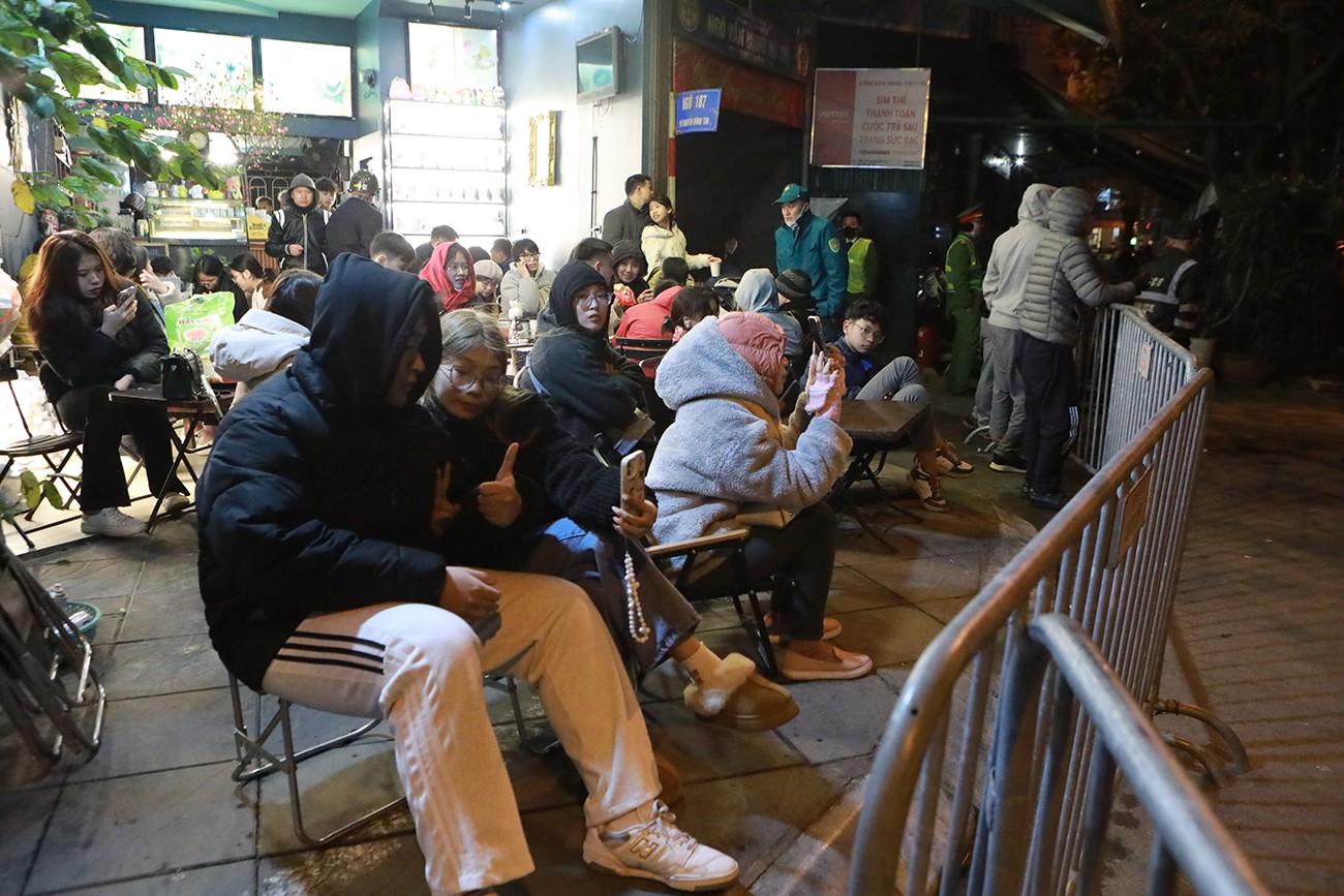 Các quán cà phê trên đường Trích Sài – Nguyễn Đình Thi đông nghịt người dân ngồi, chờ xem màn trình diễn
