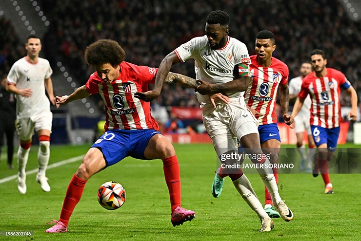 Atletico (áo đỏ trắng) gặp khó khăn trước Bilbao