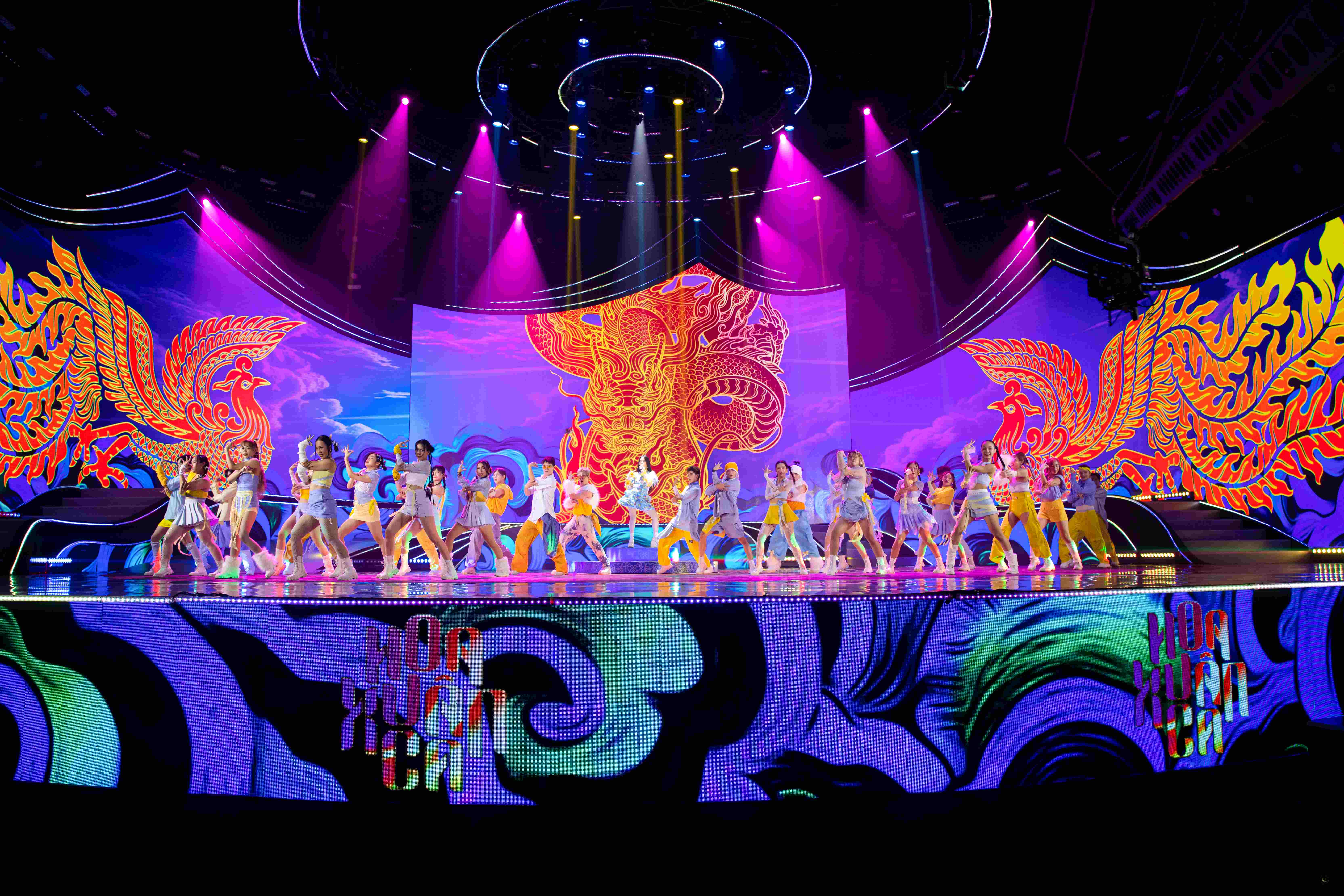 Sân khấu Hoa xuân ca thiết kế đậm chất dân gian đương đại, mang đến đại nhạc hội rực rỡ sắc màu