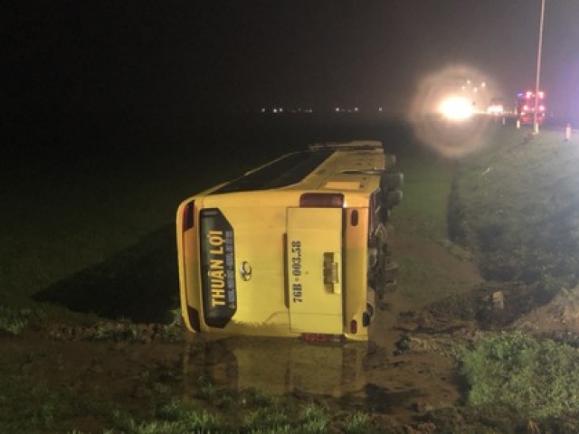 Tin tức trong ngày - Xe khách chở người về quê ăn Tết bị lật, nhiều người bị thương