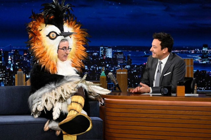 Ông John Oliver mặc như một chú chim puteketeke trong một chương trình truyền hình trên đài NBC (Mỹ) hôm 8-11-2023. Ảnh: NBC