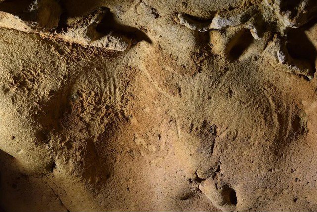 Bức "phù điêu" do người Neanderthals chạm khắc là kho báu vô song - Ảnh: HERITAGE DAILY