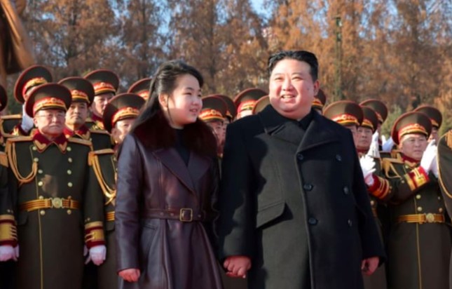 Nhà lãnh đạo Triều Tiên Kim Jong Un và con gái chụp ảnh cùng các sĩ quan. (Ảnh: KCNA)