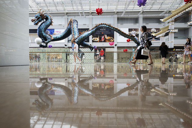 Tác phẩm sắp đặt theo chủ đề rồngchào mừng Tết Nguyên Đán được chụp tại trung tâm thương mại MarinaBay Sands ở Singapore. Ảnh: Tân Hoa Xã