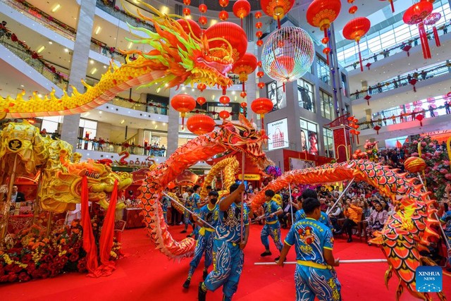 Biểu diễn múa lân, rồng ở Kuala
Lumpur hôm 16-1. Ảnh: Tân Hoa Xã