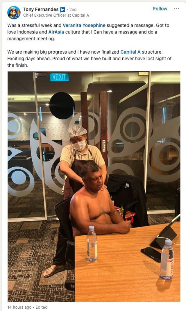 Bài viết trên trang LinkedIn đăng hình ông Tony Fernandes được massage trong lúc họp. Ảnh: X/yeatzus