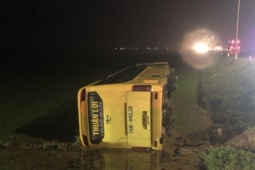 Tin tức trong ngày - Xe khách chở người về quê ăn Tết bị lật, nhiều người bị thương