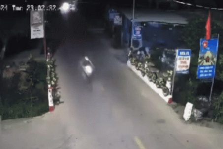 Clip: Xe máy đấu đầu trong đêm, 2 thanh niên văng xuống đường bất tỉnh