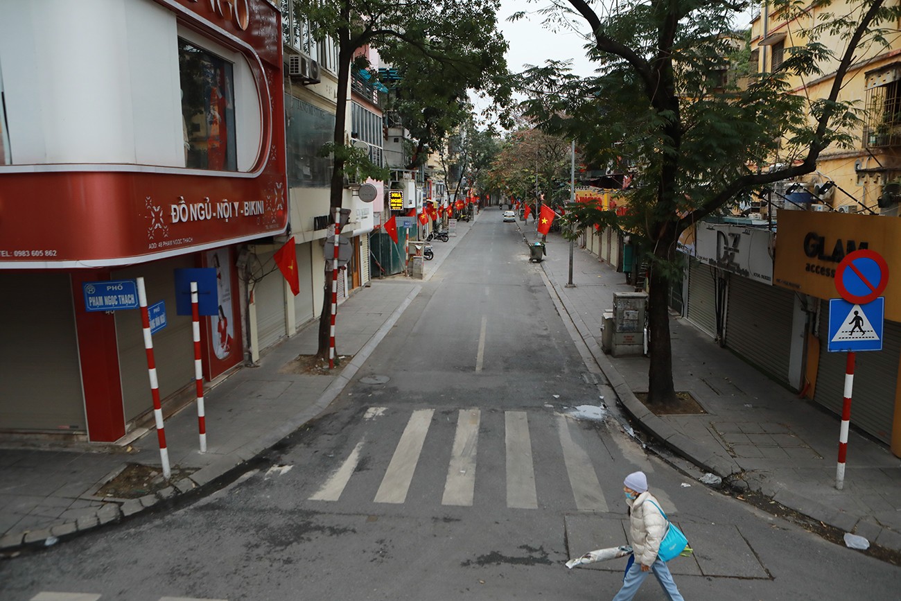 Trên phố Đặng Văn Ngữ, các cửa hàng đã đóng cửa, vắng người qua lại