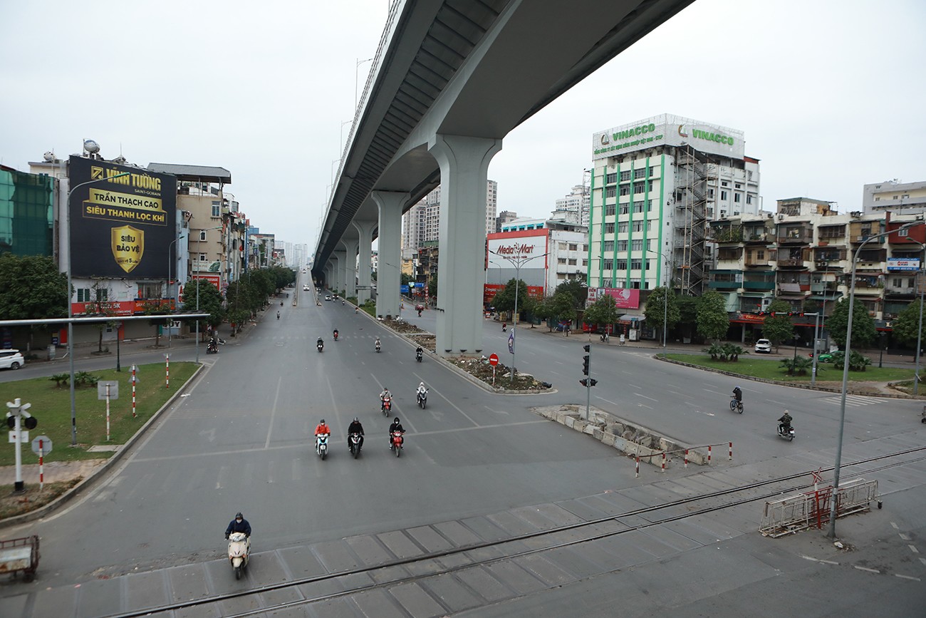 Đường Trường Chinh (cả đoạn dưới thấp và trên cao) không còn là “điểm đen” ùn tắc giao thông vào sáng nay.