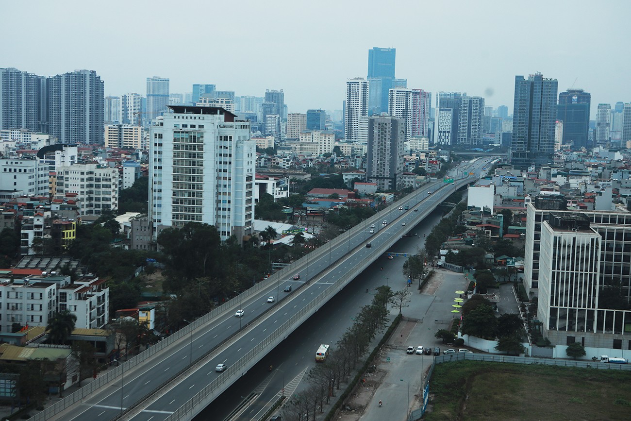 Đường trên cao đoạn Nam Thăng Long – Mai Dịch vào lúc 7h15 không còn cảnh ô tô nối đuôi nhau vào thành phố.
