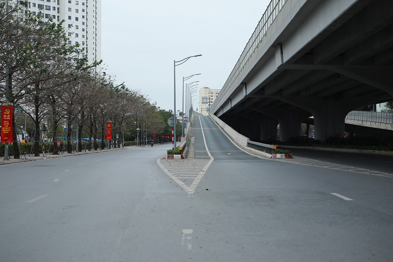 Đường Phạm Văn Đồng (quận Bắc Từ Liêm) vắng xe cộ qua lại.