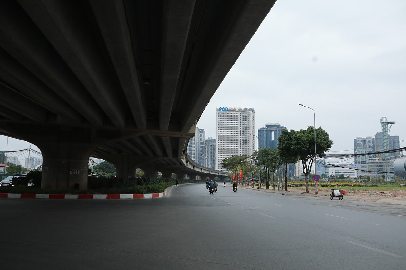 Đường Phạm Hùng, đoạn gần bến xe Mỹ Đình không còn cảnh ô tô khách, xe máy chen nhau vào giờ cao điểm mỗi sáng sớm.
