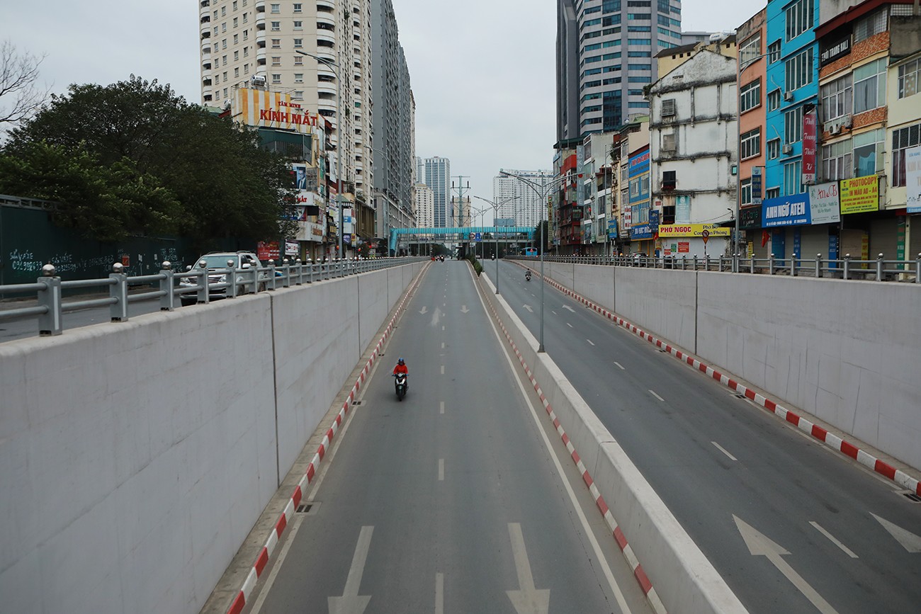 Khu vực cầu chui Lê Văn Lương vắng vẻ xe cộ theo cả 2 hướng Lê Văn Lương và Tố Hữu.