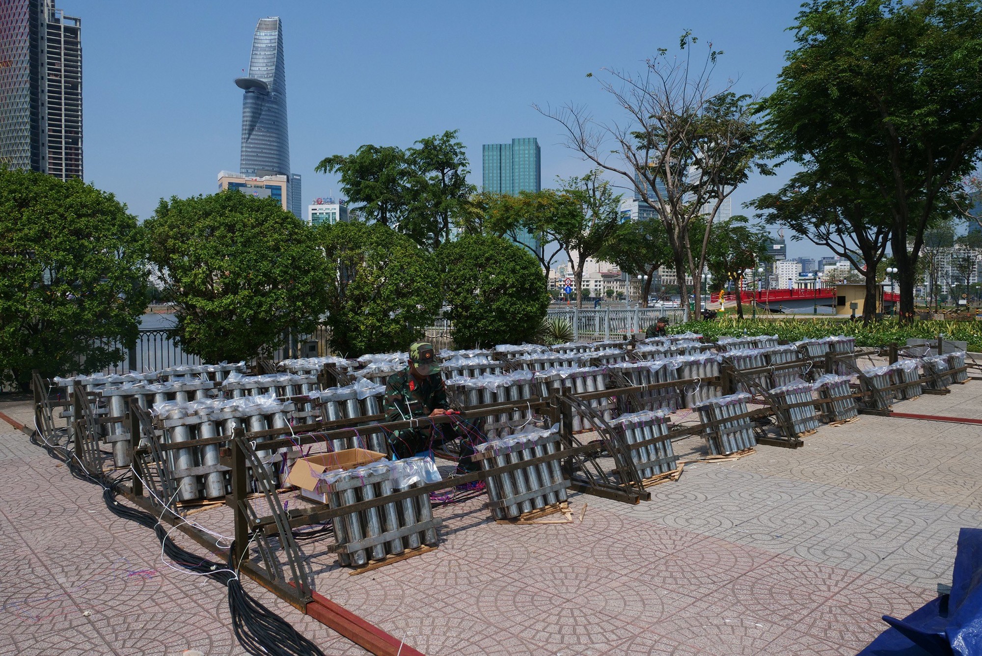 Ngày 9/2 (30 Tết), hàng chục cán bộ, chiến sĩ thuộc Bộ Tư lệnh TP.HCM đang triển khai lắp đặt các dàn pháo hoa được bố tại khu vực công viên nóc hầm vượt sông Sài Gòn, TP Thủ Đức.