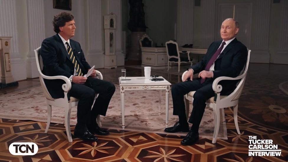 Ông Putin (phải) xuất hiện trong cuộc phỏng vấn của nhà báo Mỹ Tucker Carlson.