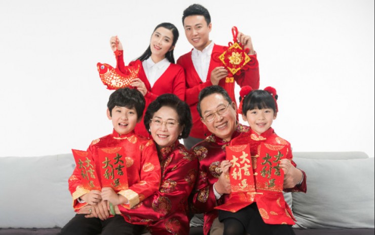 Các gia đình Trung Quốc thường mặc đồ màu đỏ để đón năm mới.