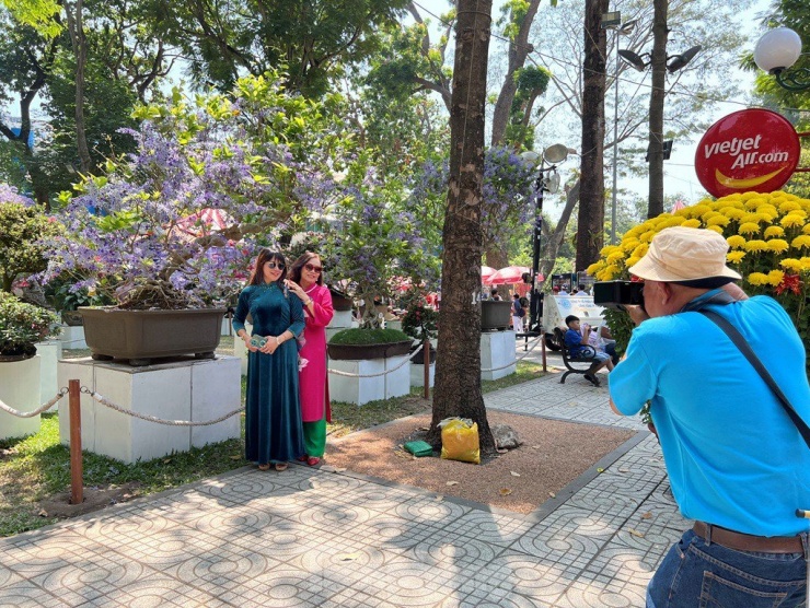 Dân Sài Gòn nhộn nhịp check-in chốn ‘kỳ hoa dị thảo’ ngày Mùng 1