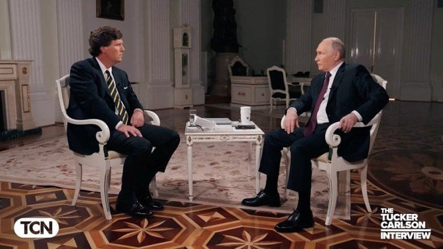 Tổng thống Nga Vladimir Putin trả lời phỏng vấn nhà báo Mỹ Tucker Carlson. Ảnh: CBC