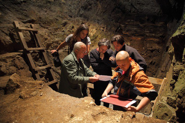 Một cuộc khai quật tại hang Denisova ở Siberia - Ảnh: THE NEW YORK TIMES