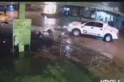Clip: Phóng xe máy như tên bắn thẳng vào đầu ô tô bán tải, tài xế nằm gục