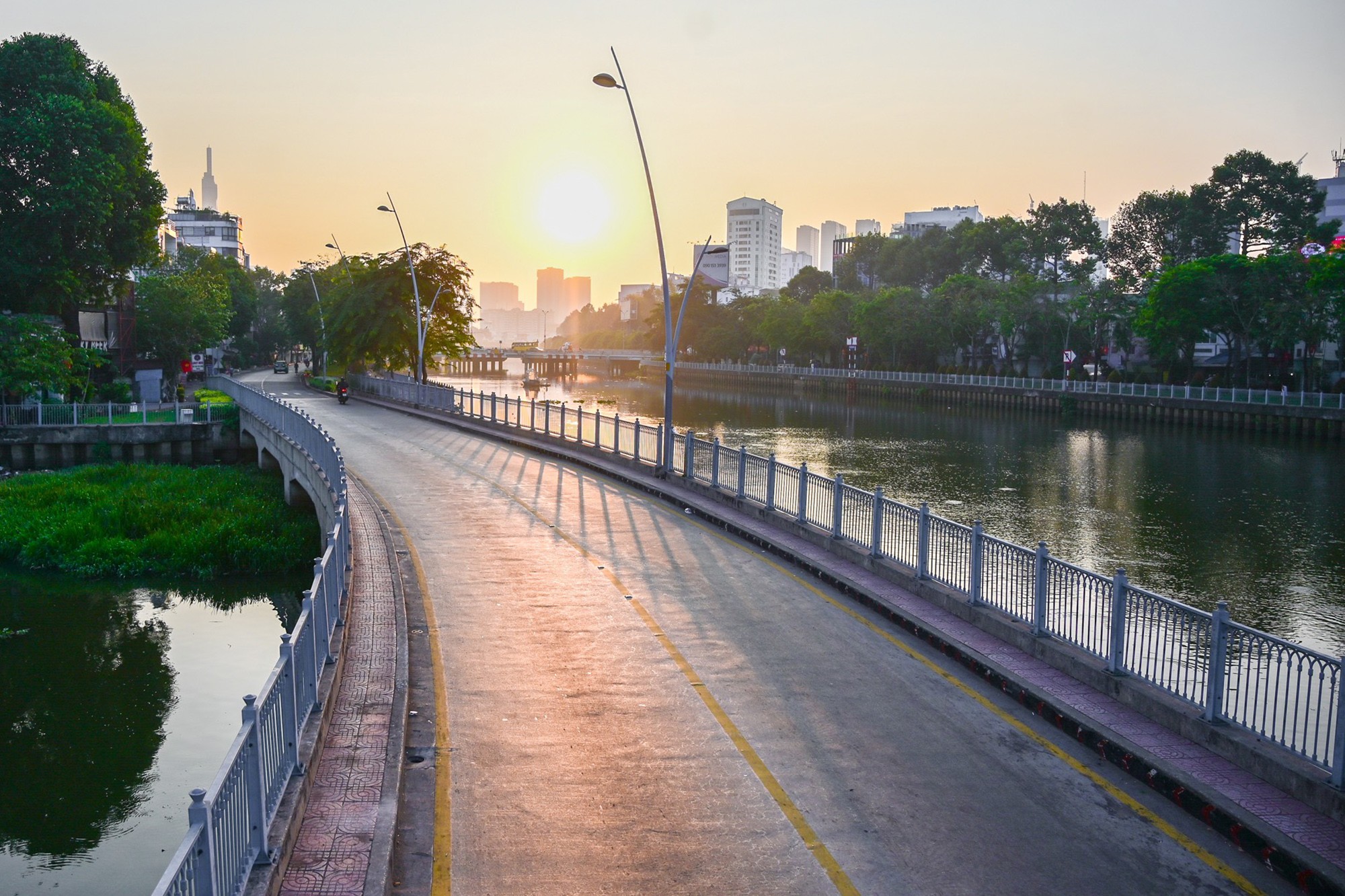 Khoảng 8h, mặt trời lên, ánh nắng chiếu rọi hai bên bờ kênh Nhiêu Lộc – Thị Nghè, hai bên đường Trường Sa và Hoàng Sa, cảnh vật thêm trữ tình khi không có xe cộ qua lại.