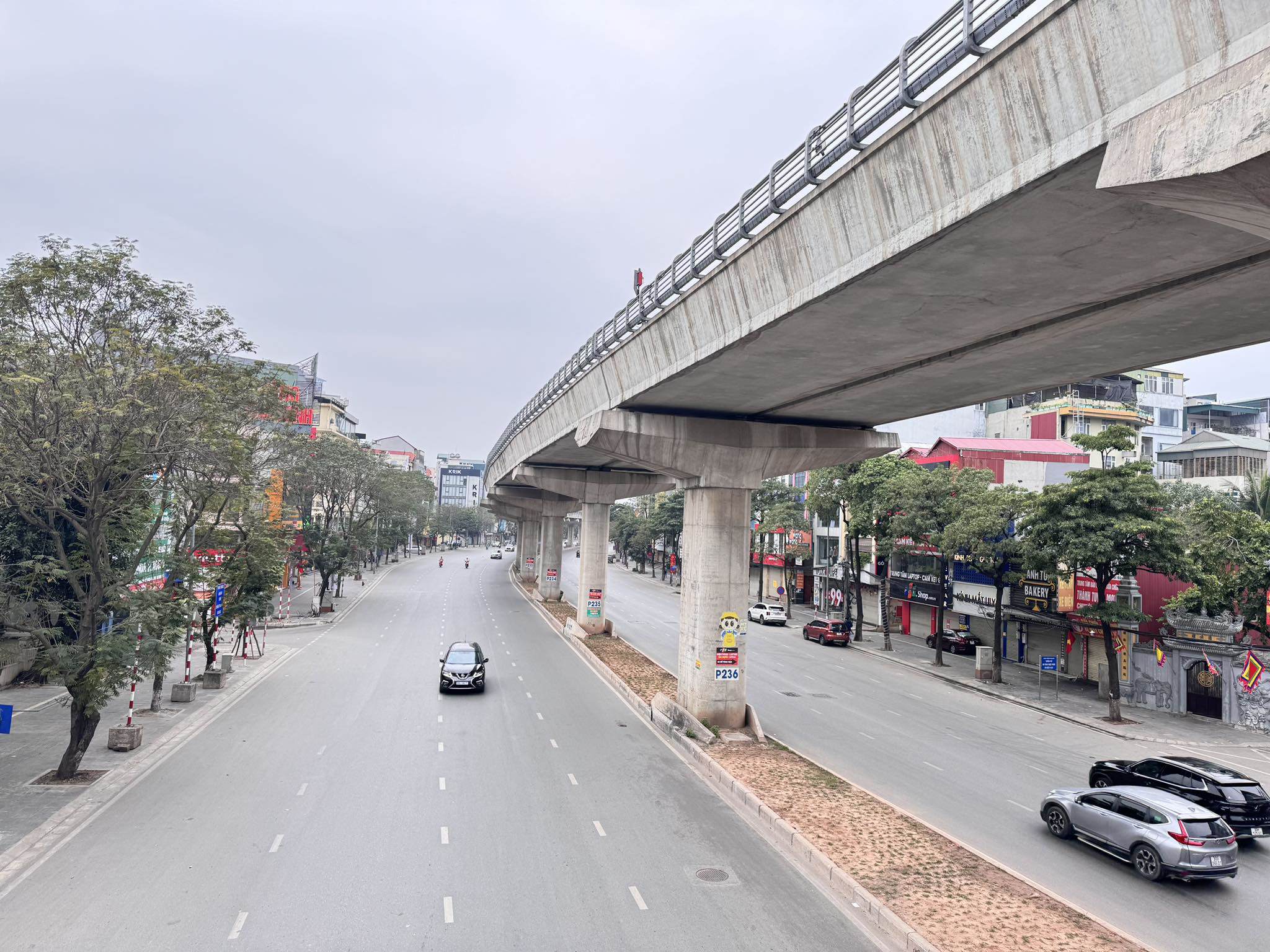 Sáng 10/1 (tức mồng 1 Tết Nguyên đán Giáp Thìn), các tuyến đường phố Hà Nội đều vắng vẻ, tĩnh lặng, trái ngược hoàn toàn với mọi ngày. Ảnh chụp lúc 8h30 sáng trên đường Cầu Diễn và Hồ Tùng Mậu.