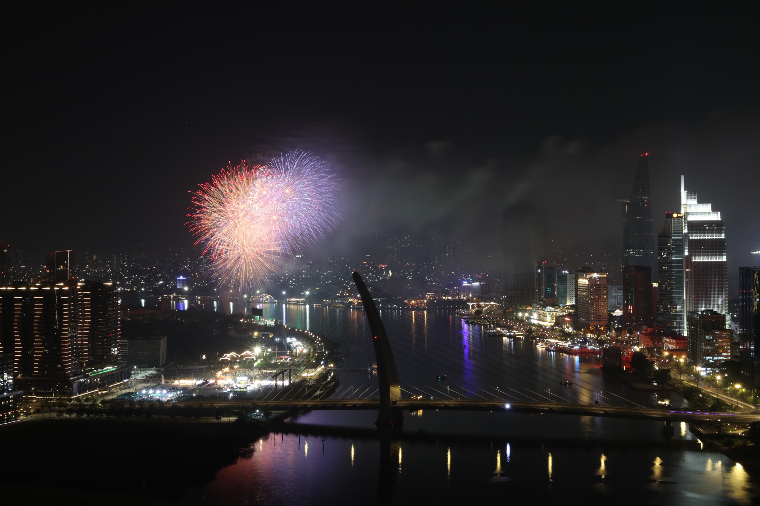 Pháo hoa rực sáng, lung linh trên bầu trời, chào năm mới Giáp Thìn 2024 - 27