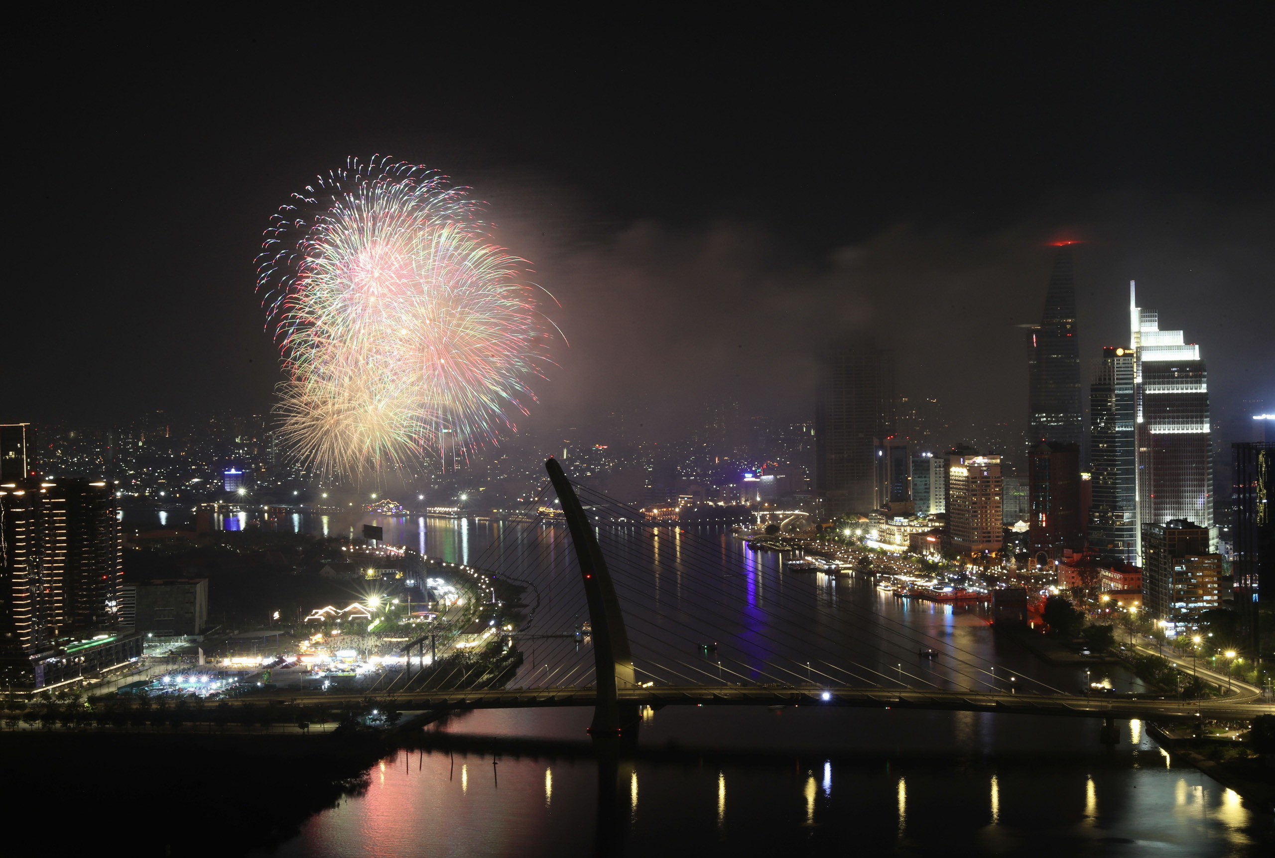 Pháo hoa rực sáng, lung linh trên bầu trời, chào năm mới Giáp Thìn 2024 - 31