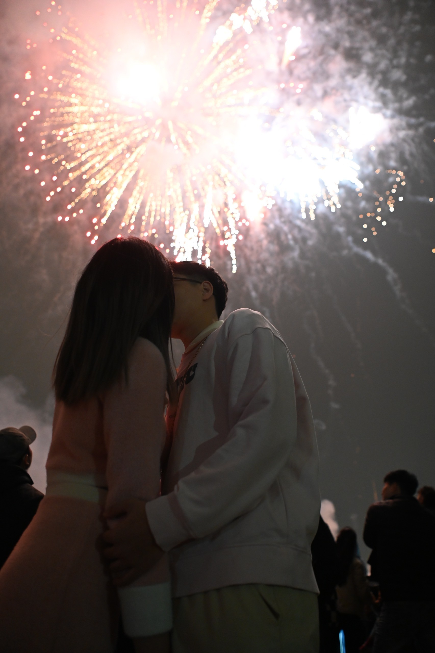 Đôi bạn trẻ trao nhau nụ hôn trước thềm năm mới tại Hồ Tây